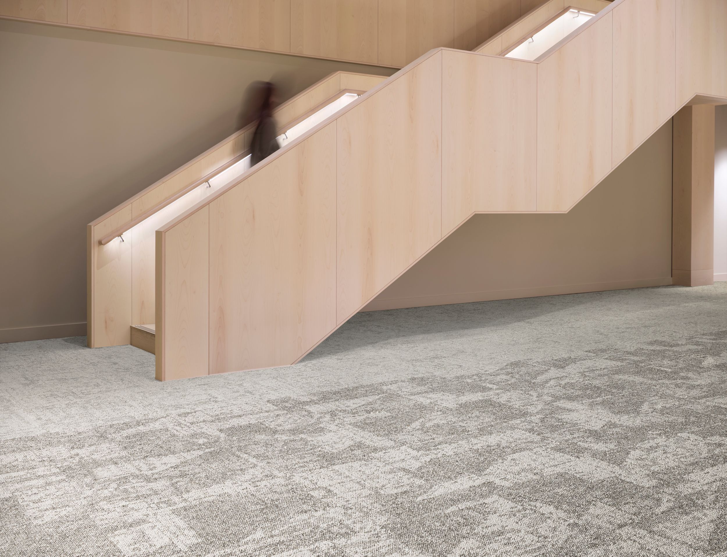 Interface In Motion and Shift Point carpet tile in workplace lobby Bildnummer 7
